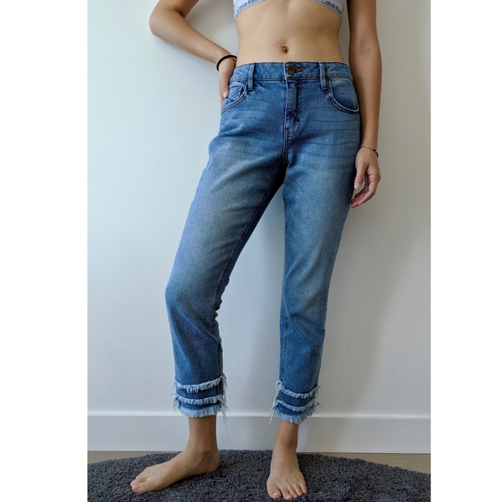 Unpublished jeans with trim hem